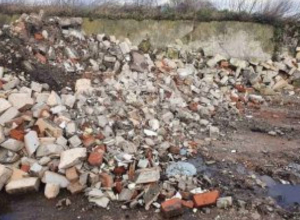 Пластик и покрышки: в Веневском районе на территории с/х предприятия организовали свалку