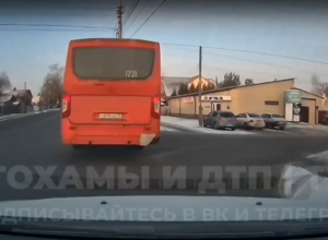 Водитель автобуса в Туле высадил людей на проезжей части. Видео