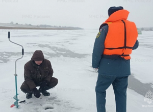 В Туле спасатели замерили толщину льда на водоемах