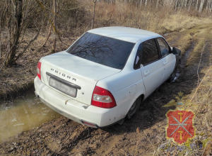 Пьяные туляки угнали «Приору», чтобы продать на запчасти, но застряли в грязи