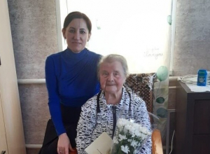 Валентина Бренчукова получила медаль в честь 90-летия от губернатора и администрации