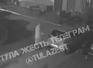 Туляк разгромил соседке машину и ворвался в квартиру с топором. Видео