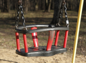 Ржавые качели и нет покрытия: прокуратура потребовала отремонтировать детскую площадку в Черни