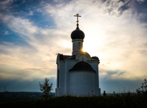 Вандализм или справедливость? Туляки дорисовали недостающие кресты на баннере с православным храмом