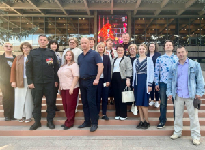 Александр и Геннадий Никитины организовали поездку для жителей Суворова в Тульский театр драмы