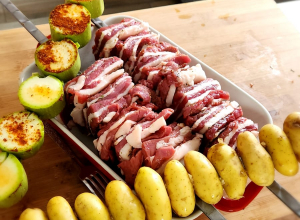 Классический шашлык и дачный соус: шеф-повар поделился с туляками рецептами на майские праздники