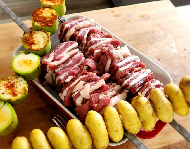 ÐÐ»Ð°ÑÑÐ¸ÑÐµÑÐºÐ¸Ð¹ ÑÐ°ÑÐ»ÑÐº Ð¸ Ð´Ð°ÑÐ½ÑÐ¹ ÑÐ¾ÑÑ: ÑÐµÑ-Ð¿Ð¾Ð²Ð°Ñ Ð¿Ð¾Ð´ÐµÐ»Ð¸Ð»ÑÑ Ñ ÑÑÐ»ÑÐºÐ°Ð¼Ð¸ ÑÐµÑÐµÐ¿ÑÐ°Ð¼Ð¸ Ð½Ð° Ð¼Ð°Ð¹ÑÐºÐ¸Ðµ Ð¿ÑÐ°Ð·Ð´Ð½Ð¸ÐºÐ¸