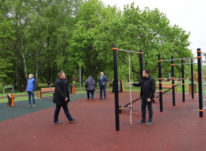 В Новомосковске нашли недочеты в недавно обновленных скверах и дворах