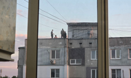 ÐÐ¾Ð»Ð¾Ð´ÑÐµ Ð»ÑÐ´Ð¸ ÑÐ°ÑÐ¿Ð¸Ð²Ð°Ð»Ð¸ Ð½Ð°Ð¿Ð¸ÑÐºÐ¸ Ð½Ð° ÐºÑÑÑÐµ ÑÑÐ»ÑÑÐºÐ¾Ð¹ Ð¼Ð½Ð¾Ð³Ð¾ÑÑÐ°Ð¶ÐºÐ¸