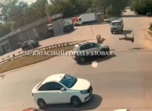 В Узловой мотоциклиста подбросило после ДТП. Жуткий момент попал на видео