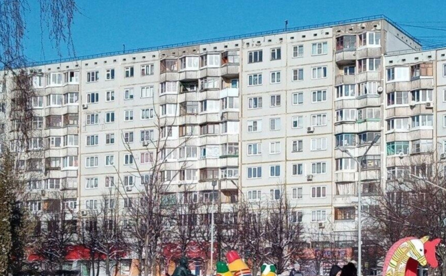 Ð Ð¢ÑÐ»Ðµ Ð½Ð° ÑÐ»Ð¸ÑÐµ ÐÑÐ·Ð°ÐºÐ¾Ð²Ð° Ð¶ÐµÐ½ÑÐ¸Ð½Ð° Ð¿Ð¾Ð³Ð¸Ð±Ð»Ð°, Ð²ÑÐ¿Ð°Ð² Ð¸Ð· Ð¾ÐºÐ½Ð° Ð²Ð¾ÑÑÐ¼Ð¾Ð³Ð¾ ÑÑÐ°Ð¶Ð°