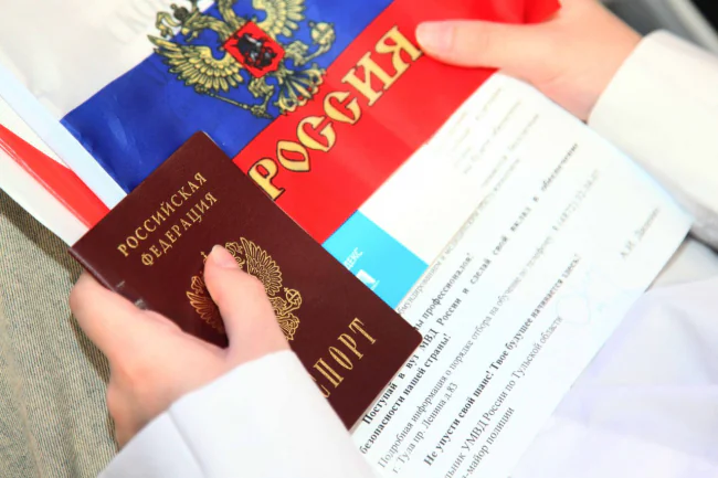 Ð Ð¼ÑÐ·ÐµÐµ Ð¾Ð±Ð¾ÑÐ¾Ð½Ñ ÑÐ½ÑÐ¼ ÑÑÐ»ÑÐºÐ°Ð¼ ÑÐ¾ÑÐ¶ÐµÑÑÐ²ÐµÐ½Ð½Ð¾ Ð²ÑÑÑÐ¸Ð»Ð¸ Ð¿ÐµÑÐ²ÑÐµ Ð¿Ð°ÑÐ¿Ð¾ÑÑÐ°