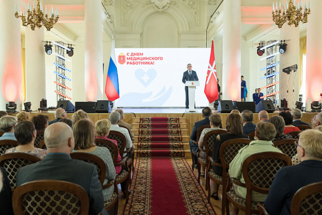 Â«Ð¢Ð°ÐºÐ¾Ð¹ ÑÑÑÐ´ â Ð´Ð¾ÑÐ¾Ð³Ð¾Ð³Ð¾ ÑÑÐ¾Ð¸ÑÂ»: ÐÐ¼Ð¸ÑÑÐ¸Ð¹ ÐÐ¸Ð»ÑÐµÐ² Ð½Ð°Ð³ÑÐ°Ð´Ð¸Ð» Ð»ÑÑÑÐ¸Ñ Ð¼ÐµÐ´Ð¸ÐºÐ¾Ð² Ð¾Ð±Ð»Ð°ÑÑÐ¸