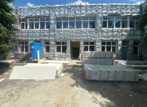 Обновили кровлю, приступили к фасаду: тульские строители восстанавливают детсад в Мариуполе