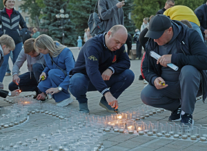 Дмитрий Ярцев зажег свечи в «Огненной картине войны» на площади Победы