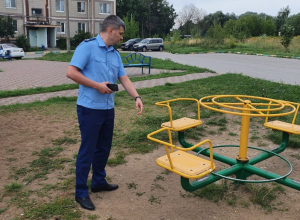 Опасную детскую площадку обнаружили на улице Ак. Обручева в Туле