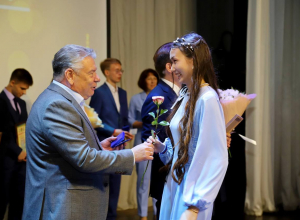 Николай Воробьев и Юрий Любарский поздравили суворовских выпускников