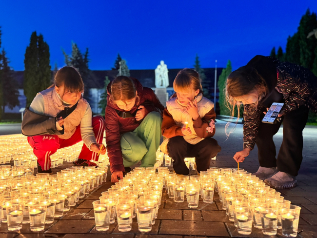 ÐÐ¸ÑÐµÐ»Ð¸ ÐÑÑÐµÐ¼Ð¾Ð²Ð° Ð·Ð°Ð¶Ð³Ð»Ð¸ ÑÑÑÑÑÐ¸ ÑÐ²ÐµÑÐµÐ¹ Ð² Ð¿Ð°Ð¼ÑÑÑ Ð¾ Ð¿Ð¾Ð³Ð¸Ð±ÑÐ¸Ñ Ð² ÐÐµÐ»Ð¸ÐºÐ¾Ð¹ ÐÑÐµÑÐµÑÑÐ²ÐµÐ½Ð½Ð¾Ð¹ Ð²Ð¾Ð¹Ð½Ðµ