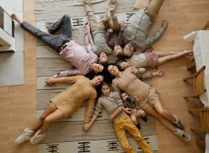 «Как делают все — мы не хотим»: тульская семья растит семерых детей без школ и бабушек