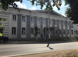 С крыши отделения «Почты России» в Алексине падают кирпичи