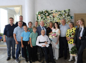 «Единая Россия» поздравила молодую пару с бракосочетанием