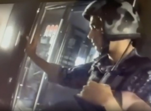 В тульской гостинице буйный постоялец набрасывался на администратора: видео задержания