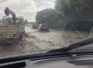 Улицу Рязанскую и Веневское шоссе затопило: ливневки не справляются с дождями