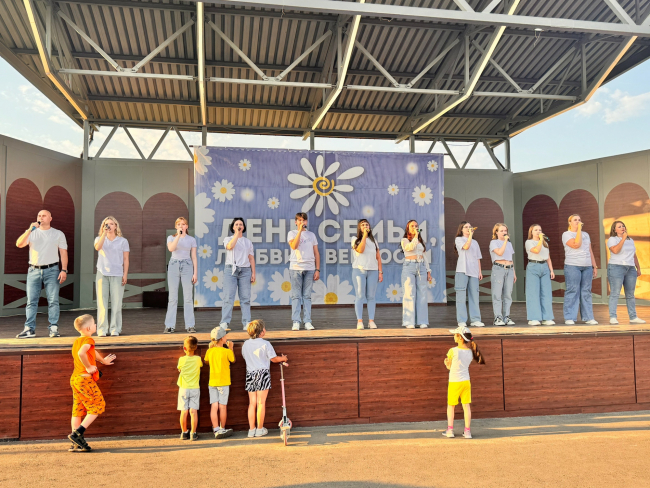 ÐÐµÐ½Ñ ÑÐµÐ¼ÑÐ¸ Ð¸ Ð²ÐµÑÐ½Ð¾ÑÑÐ¸ ÐµÑÑÐµÐ¼Ð¾Ð²ÑÑ Ð¾ÑÐ¿ÑÐ°Ð·Ð´Ð½Ð¾Ð²Ð°Ð»Ð¸ Ð¿ÑÐ°Ð·Ð´Ð½Ð¸ÑÐ½ÑÐ¼ ÐºÐ¾Ð½ÑÐµÑÑÐ¾Ð¼ Ð² Ð¿Ð°ÑÐºÐµ ÐÑÐ½Ð¸Ð½Ð°