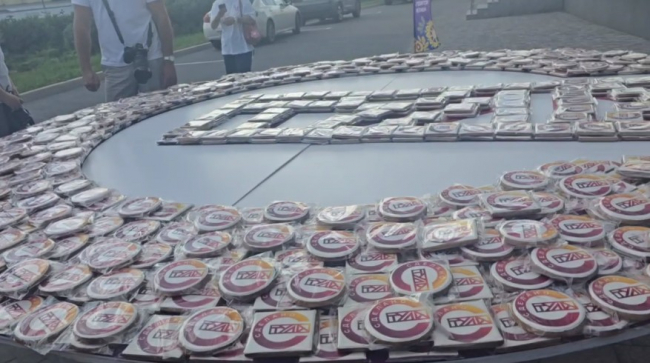 Ð Ð¢ÑÐ»Ðµ Ð´Ð²Ð° Ð¿Ð¾Ð²Ð°ÑÐ° Ð¸Ð·Ð³Ð¾ÑÐ¾Ð²Ð¸Ð»Ð¸ 850 Ð¿ÑÑÐ½Ð¸ÐºÐ¾Ð², Ð¸Ð· ÐºÐ¾ÑÐ¾ÑÑÑ ÑÐ¾Ð·Ð´Ð°Ð»Ð¸ 3âÐ¼ÐµÑÑÐ¾Ð²ÑÐ¹ Ð»Ð¾Ð³Ð¾ÑÐ¸Ð¿