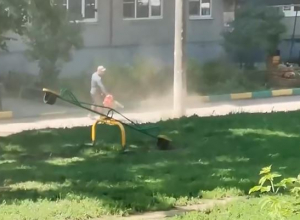 «Дышите полной грудью»: работник ЖКХ организовал в тульском дворе «пыльную бурю»
