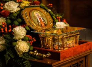 Десятки туляков собрались в Успенском соборе, чтобы поклониться мощам патриарха Тихона: фоторепортаж