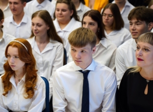 Единой школьной формы не будет: Минпросвещения разъяснило правила введения стандартов