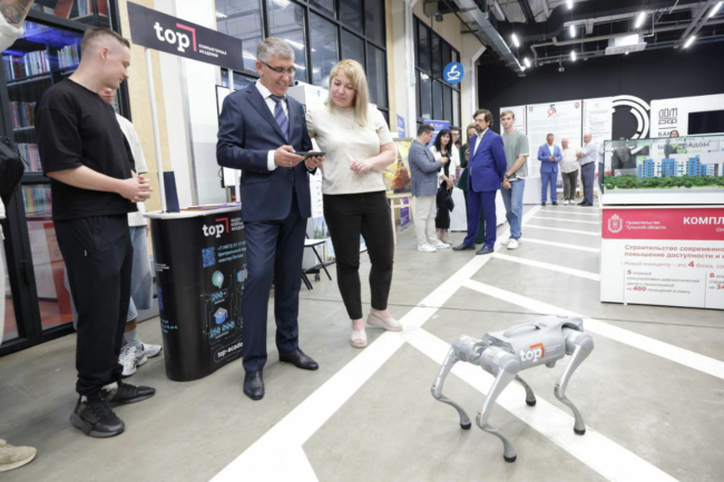 Â«ÐÐ½Ð° Ð±Ð¾Ð»ÐµÐµ Ð¿Ð¾ÑÐ»ÑÑÐ½Ð°Ñ, ÑÐµÐ¼ Ð¼Ð¾Ð¸ Ð·Ð°Ð¼ÐµÑÑÐ¸ÑÐµÐ»Ð¸Â»: ÐÐ¸Ð»ÑÐµÐ² ÑÐ¿ÑÐ°Ð²Ð»ÑÐ» ÑÐ¾Ð±Ð¾ÑÐ¾Ð±Ð°ÐºÐ¾Ð¹ Ð½Ð° Ð²ÑÑÑÐ°Ð²ÐºÐµ Ð² Â«ÐÐºÑÐ°Ð²ÐµÂ»