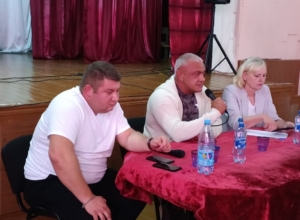 Ремонт дорог и электричество: с какими вопросами к Владимиру Мухину обращались ясногорцы из Иваньково