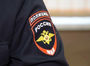 В Новомосковске мужчина открыто вынес продукты и спиртное из супермаркета