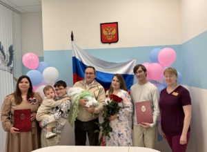 33 новорожденных получили памятные знаки на День Государственного флага в Туле