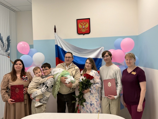 33 Ð½Ð¾Ð²Ð¾ÑÐ¾Ð¶Ð´ÐµÐ½Ð½ÑÑ Ð¿Ð¾Ð»ÑÑÐ¸Ð»Ð¸ Ð¿Ð°Ð¼ÑÑÐ½ÑÐµ Ð·Ð½Ð°ÐºÐ¸ Ð½Ð° ÐÐµÐ½Ñ ÐÐ¾ÑÑÐ´Ð°ÑÑÑÐ²ÐµÐ½Ð½Ð¾Ð³Ð¾ ÑÐ»Ð°Ð³Ð° Ð² Ð¢ÑÐ»Ðµ