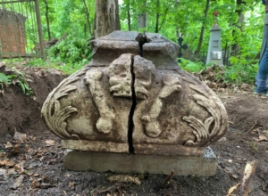 На Всехсвятском кладбище нашли уникальное надгробие. Кому оно принадлежит?