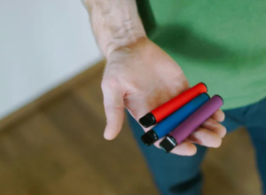 Вредит детям и подталкивает к зависимости: почему туляки выступили против вейпов