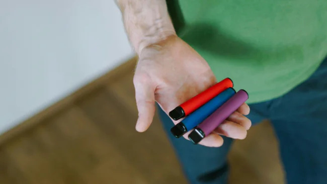 ÐÑÐµÐ´Ð¸Ñ Ð´ÐµÑÑÐ¼ Ð¸ Ð¿Ð¾Ð´ÑÐ°Ð»ÐºÐ¸Ð²Ð°ÐµÑ Ðº Ð·Ð°Ð²Ð¸ÑÐ¸Ð¼Ð¾ÑÑÐ¸: Ð¿Ð¾ÑÐµÐ¼Ñ ÑÑÐ»ÑÐºÐ¸ Ð²ÑÑÑÑÐ¿Ð¸Ð»Ð¸ Ð¿ÑÐ¾ÑÐ¸Ð² Ð²ÐµÐ¹Ð¿Ð¾Ð²