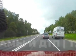 Водитель «газели» подрезал легковушку, обгоняя ее по обочине