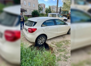 «Было страшно садиться в машину»: в Алексине «Мерседес» чуть не провалился под землю