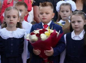 Не дороже трех тысяч рублей: депутат Госдумы рассказала, что можно дарить учителям