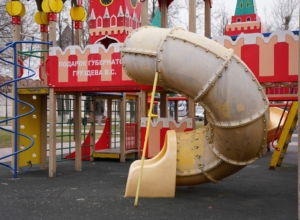 В тульском дворе снесли «груздевскую» площадку. Чтобы поставили новую, жильцам придется постараться