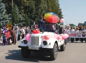 По улицам Узловой прошел парад первоклассников