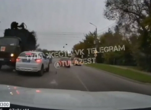 Появилось видео массового ДТП в Туле: КамАЗ протаранил 11 машин