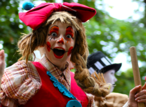 Цыганские танцы и воздушные гимнасты. Афиша «Театрального дворика»