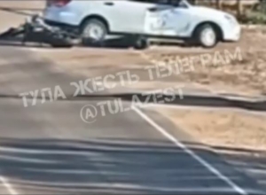 В Узловой легковушка сбила мотоциклиста: опубликовано видео аварии