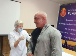 «Чувствую себя отлично!»: Владимир Мухин вакцинировался от гриппа в ясногорской администрации