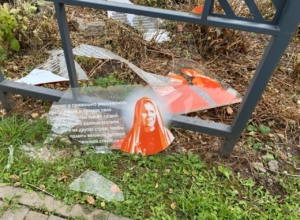 Растоптали историю: в Кимовском парке неизвестные разрушили стенды святой Матроны и князя Донского